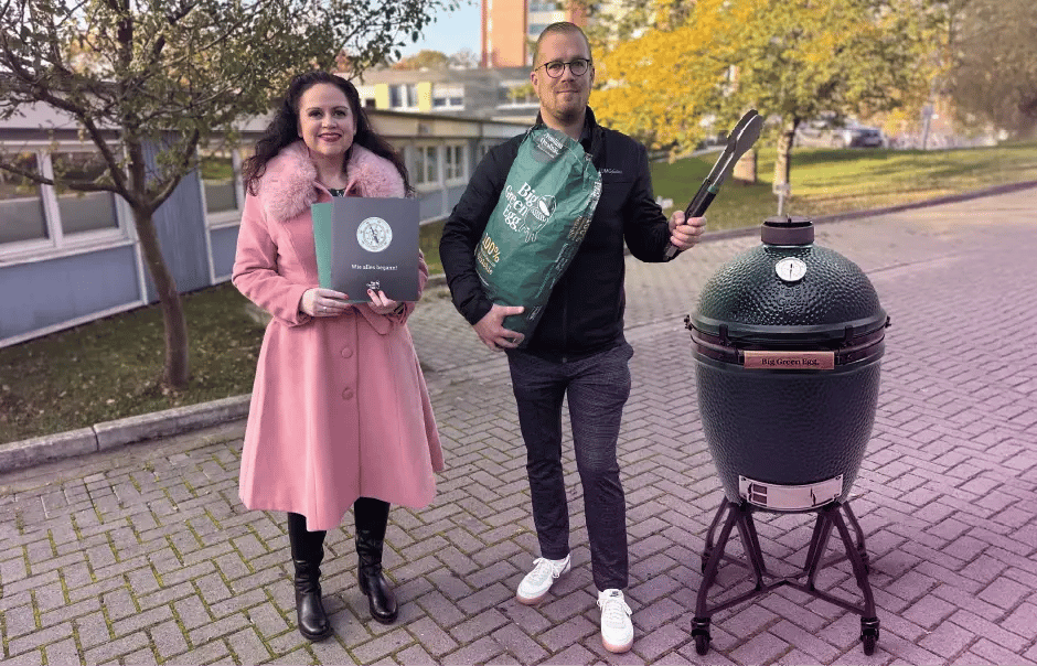El ganador de la parrilla The Big Green Egg, Arne Richel, con la CMO de COREDINATE, Daniela Gröbel-Becker.