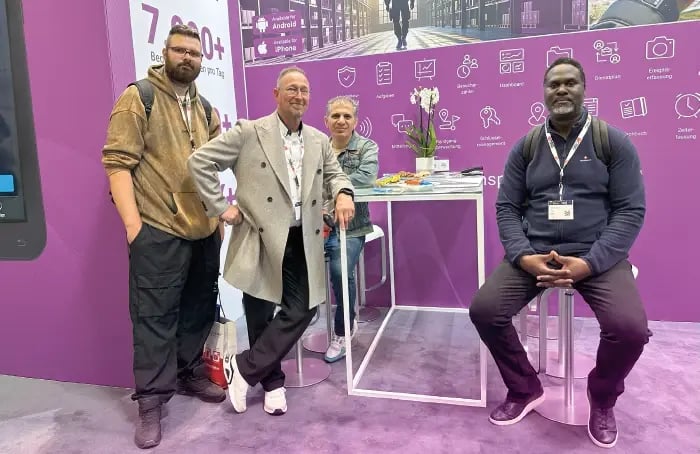 Alex Dulz de PlanB Bildungs GmbH et ses élèves en visite sur le stand de COREDINATE