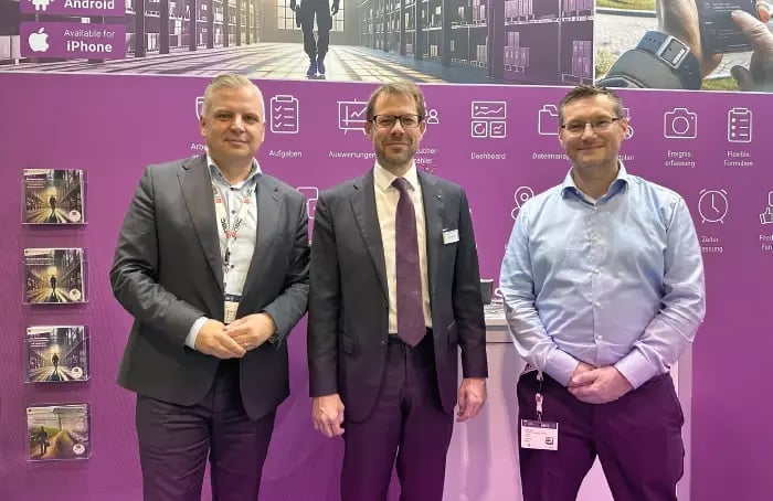 Le PDG de COREDINATE Michael Kulig avec Oliver Braun et Jan Ecke de l'aéroport Berlin Brandenburg GmbH