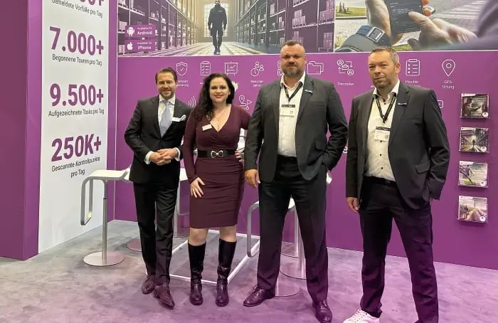 Sebastian Kulig, CFO de COREDINATE, et Daniela Grobel-Becker, CMO, en compagnie de Till Niesmann et Benjamin Müller de GARANDUS Sicherheitsdienste.