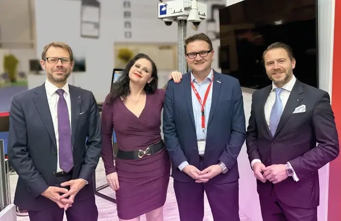 Michael Kulig, Daniela Gröbel-Becker, Sven Horstmann et Sebastian Kulig sur le stand de Klüh Security GmbH