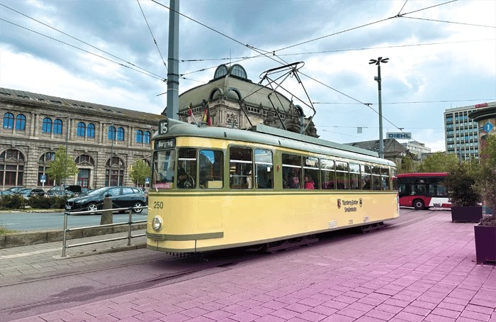Stadtrundfahrt in historischer Straßenbahn in Nürnberg
