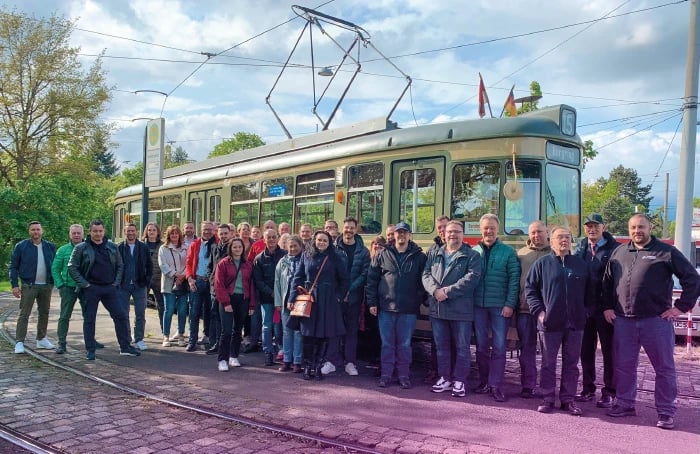 Gruppenfoto vor historischer Straßenbahn in Nürnberg