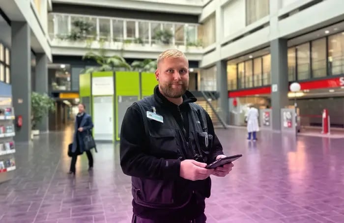Employés de UMG facilities GmbH dans le hall de la clinique.