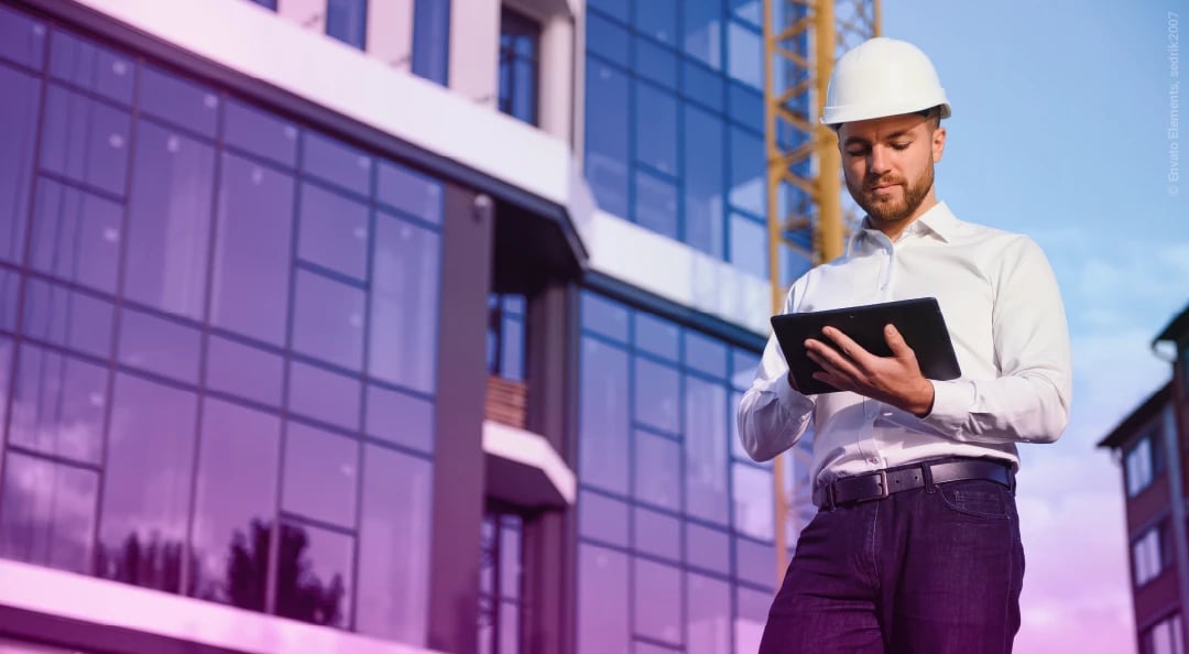 Trabajador en el sitio de construcción con tableta