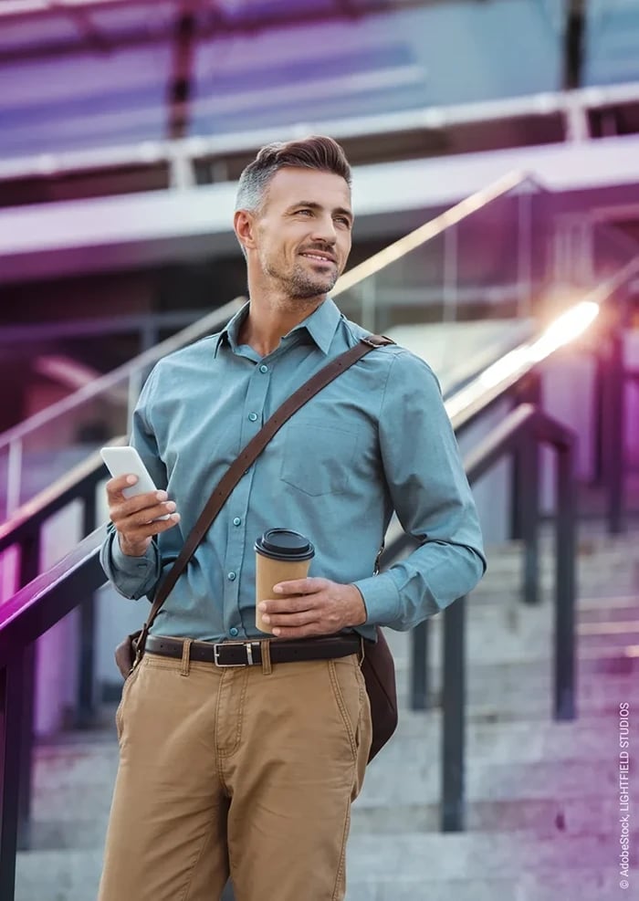 Mann mit Smartphone und Kaffebecher, OWKS, Wächterkontrollsystem