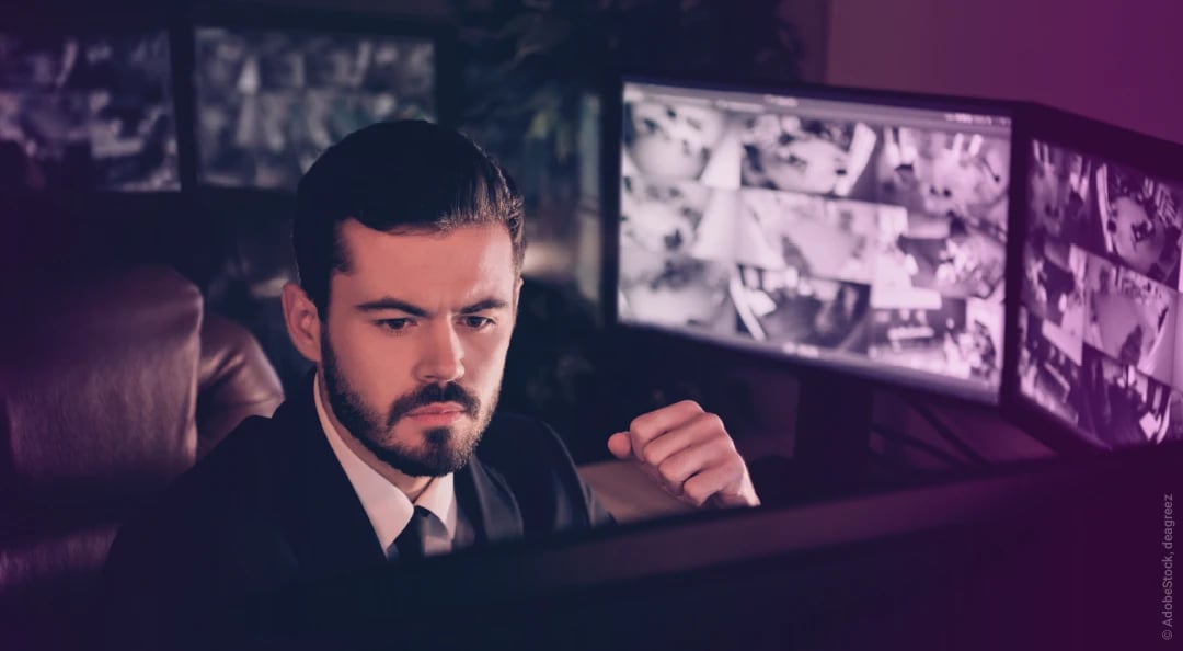 Personal de seguridad frente a monitores en el centro de control