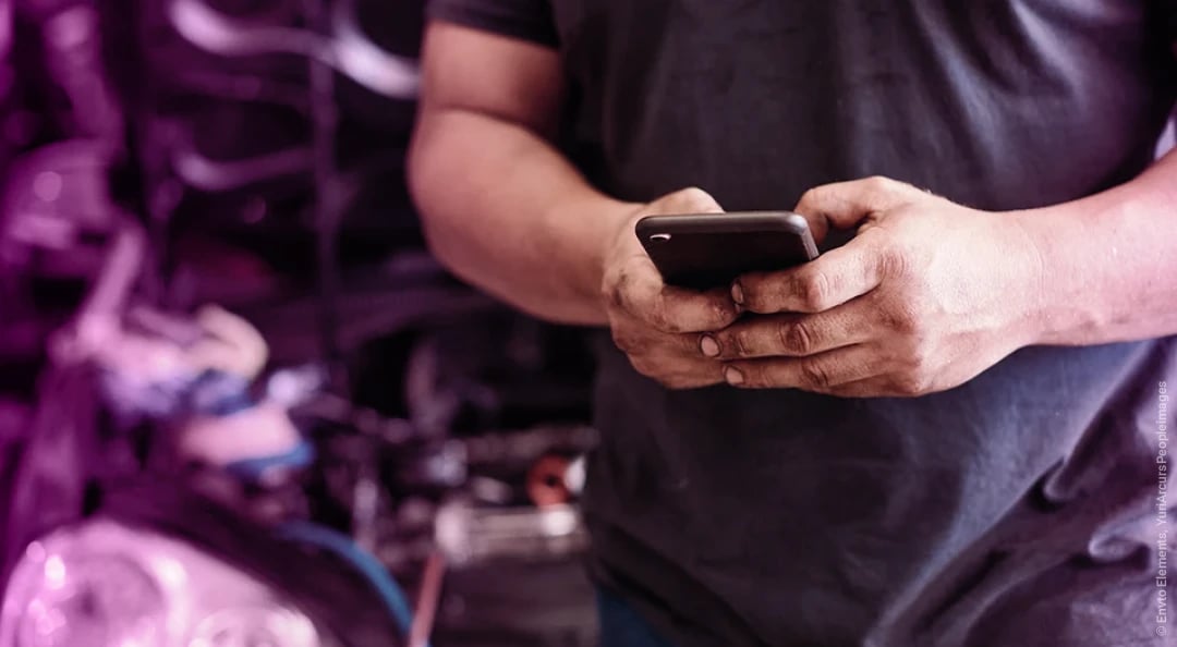 Empleado de seguridad con teléfono móvil en un evento.