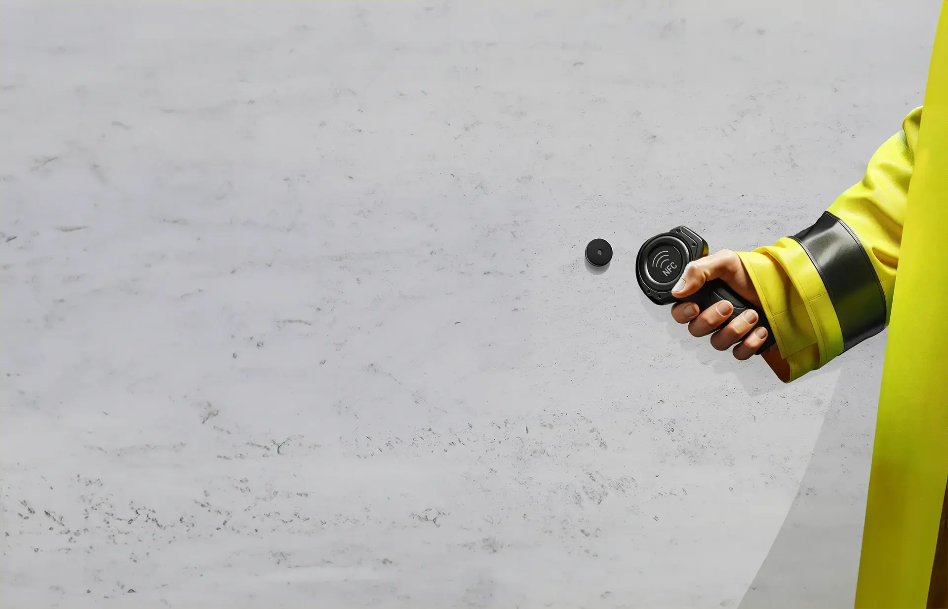 Sicherheitsmitarbeiter bei der Nutzung eines OWKS, wie er einen COREDINATE-NFC-Tag scannt.