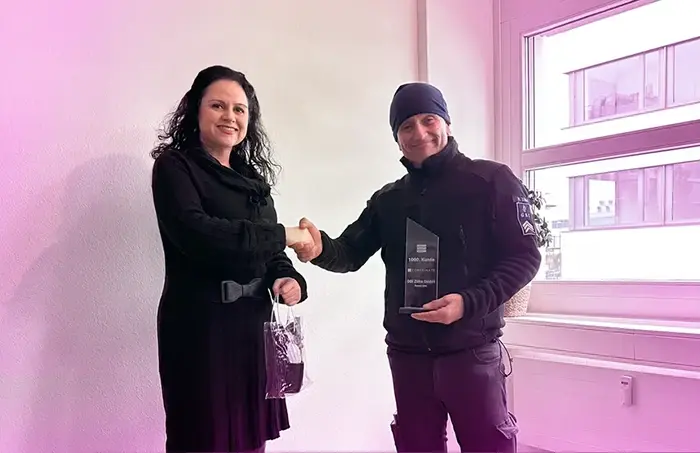 1000. Kunde Besuch GSI Basel Pokalübergabe Shakehands