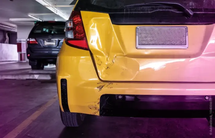 Auto_Parkhaus_Schaden_Delle_Kratzer_Damage_Ereigniserfassung_AdobeStock_104086652