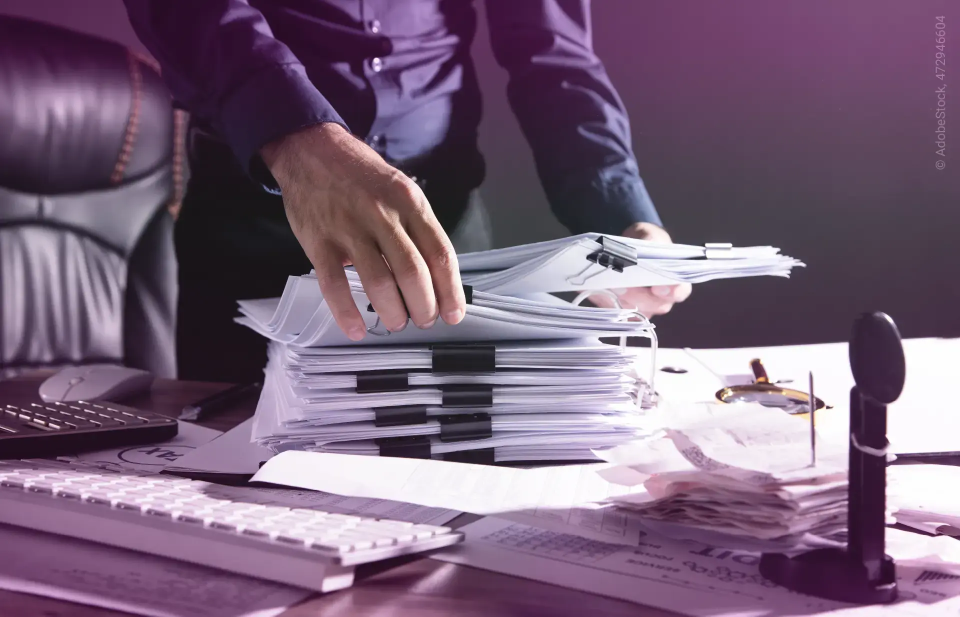 Dokumente_Stapel_Schreibtisch_Desk_Documents_Contracts_AdobeStock_472946604