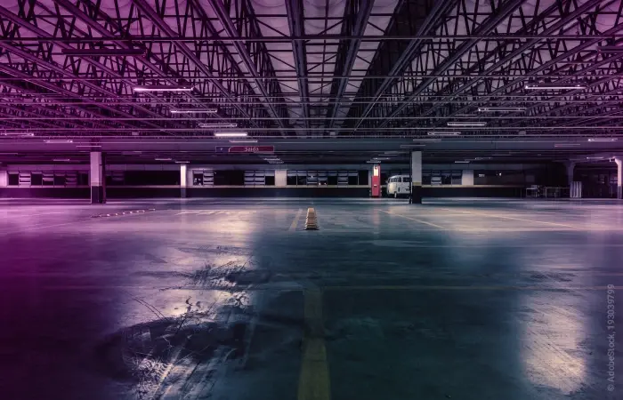 Leeres_Parkhaus_Empty_Car_Park_Nacht_night_AdobeStock_193039799