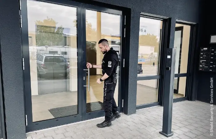 Shield Security & Services GmbH Sicherheitsmitarbeiter auf Revierstreifendiest
