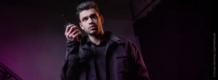 Garde en uniforme au talkie-walkie